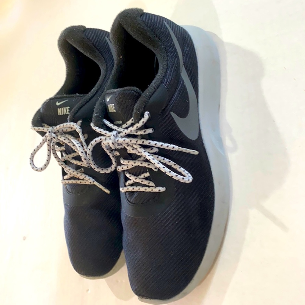 Men Black Nike Tennis Shoes. Size 9